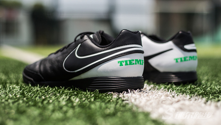 踢草皮场适合什么足球鞋,足球野球场球鞋推荐