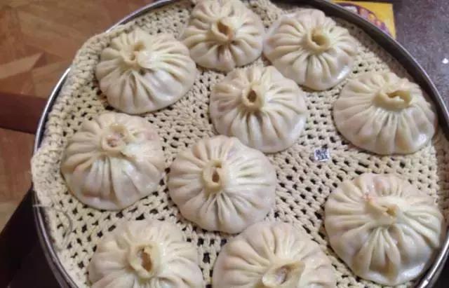 一个老外说一年之内吃遍成都,一个老外说要在一年内吃遍中国