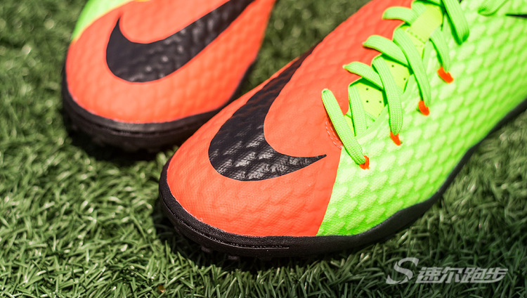 踢草皮场适合什么足球鞋,足球野球场球鞋推荐