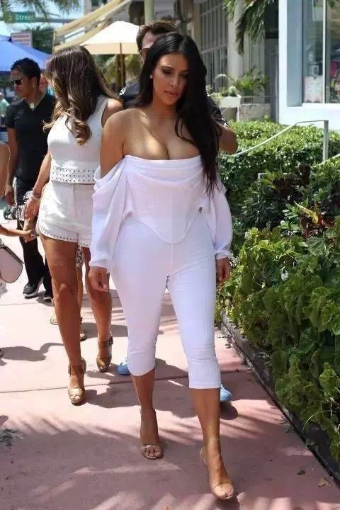 平胸是由什么决定的,平胸是生理特征吗