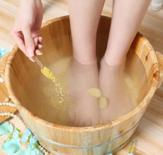 泡脚加什么可以逼出体内湿气寒气,泡脚天天泡多久能把体内湿气祛除