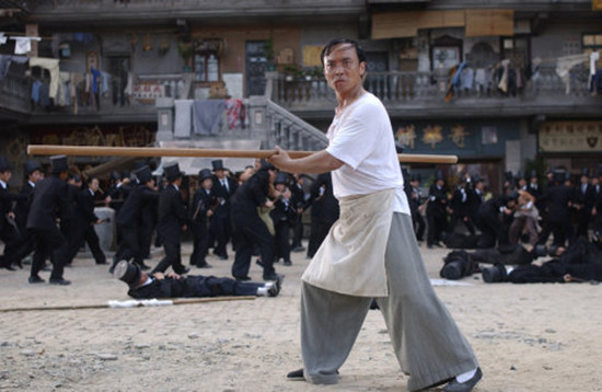 他是周星驰的*用御**龙套，老婆捧红了范冰冰，儿子居然是90后影帝