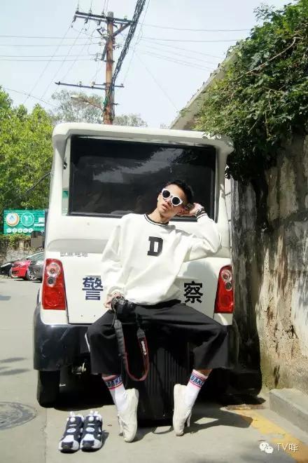 靠一只马克笔化妆为人间*物尤**！深扒网红艾克里里和他的娇喘助理！