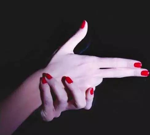 给指甲涂色吧,给指甲一抹色彩