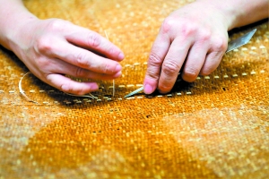 破烂藤席的修补匠：夫妻四十载妙手让旧藤席回春