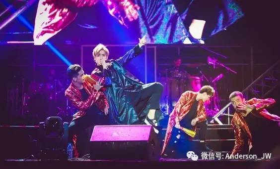 八卦｜他不仅承包了最红的影视剧OST，衣品也能拿高分