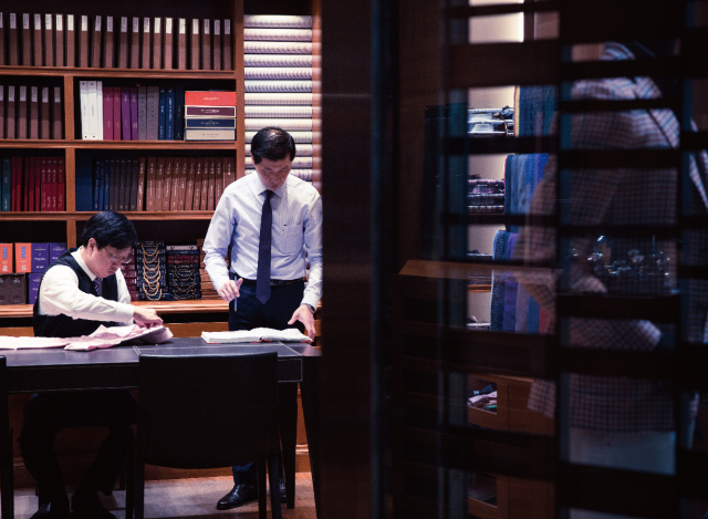 香港丨我们拍了24张香港，从中看到了困顿、欲望和爱