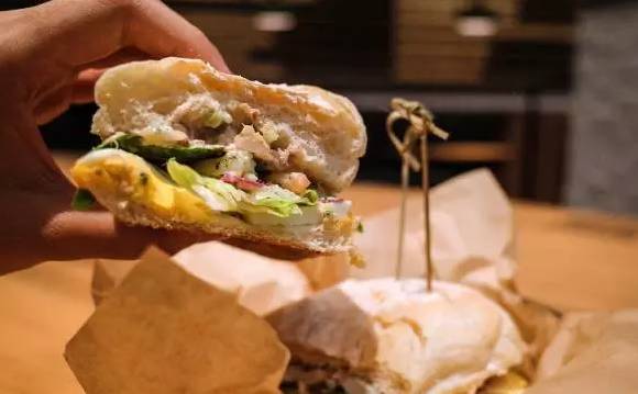 全国首家！能喝啤酒的绿色KFC你101%没吃过！热压帕尼尼、北美甜薯条……KPRO餐厅，要被挤爆啦！