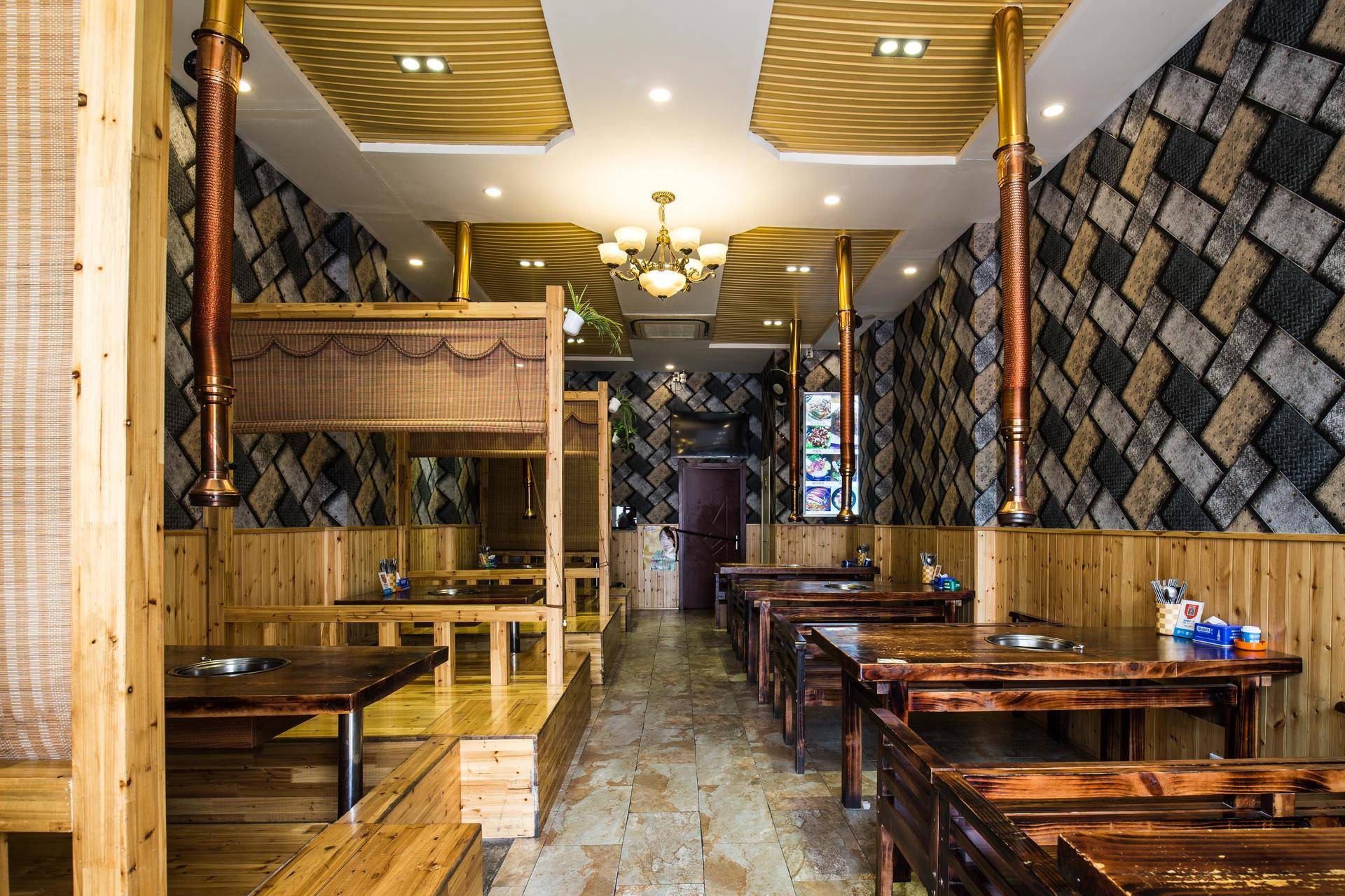 “五级辣”火山辣烤猪蹄、芝士烤肉锅、活鳗鱼三吃，想尝津城独一家才有的招牌菜，你得去津城美食街—西湖道！你能挑战顶级辣？还能打五折