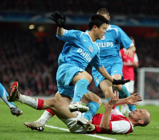 恒大主力后卫，曾因血印事件引风波，后娶富二代女友，美满幸福