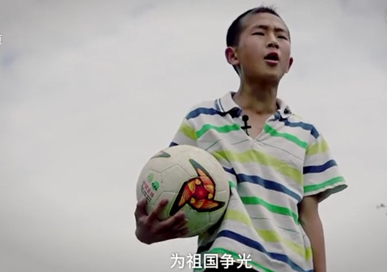 5块钱废旧轮胎练体力,留守儿童建“战狼”足球队,说要为国争光