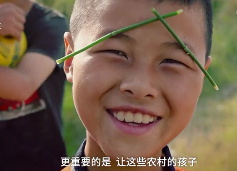 5块钱废旧轮胎练体力,留守儿童建“战狼”足球队,说要为国争光