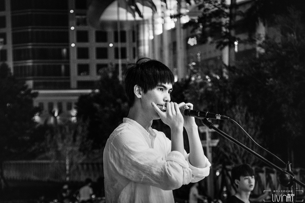 那个在航洋门口吹口琴的小哥：用音乐感谢这座城市