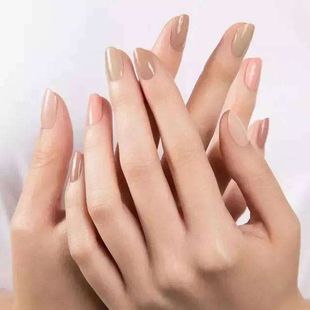 什么指甲油颜色显手白又好看,哪种纯色甲油显手白
