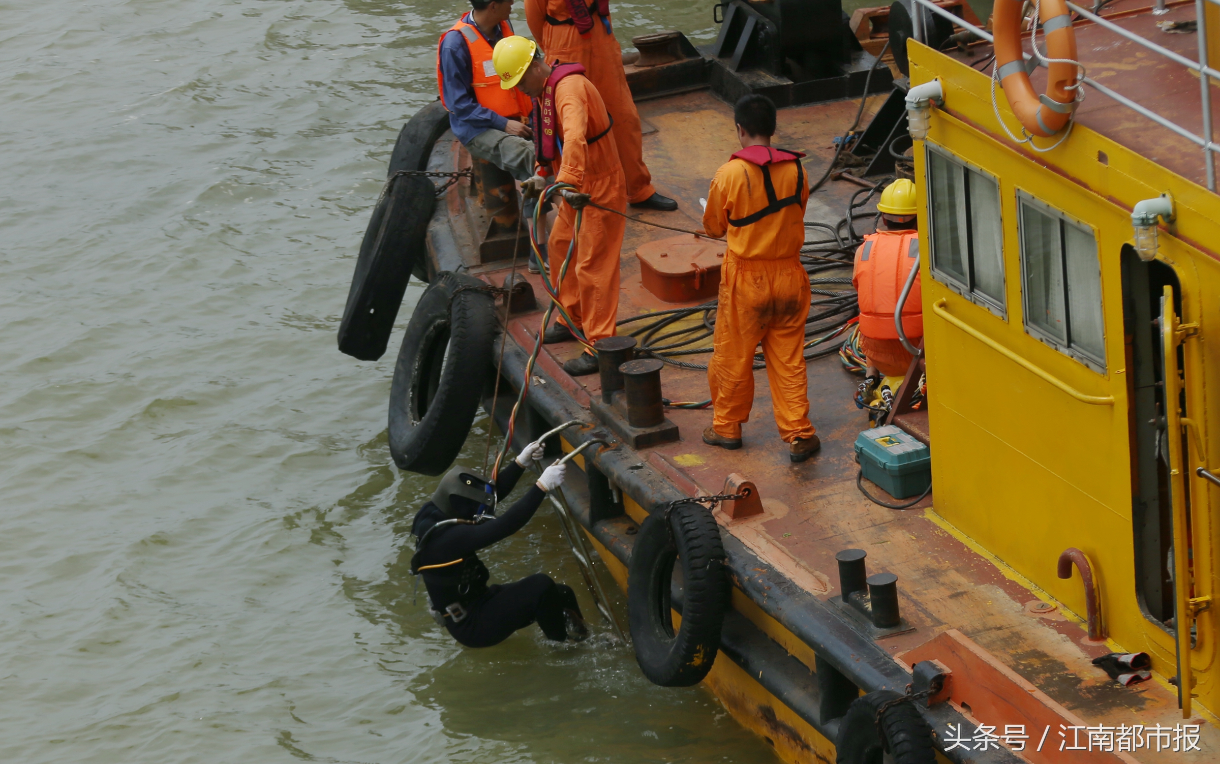 南昌舰下水视频,南昌舰回家