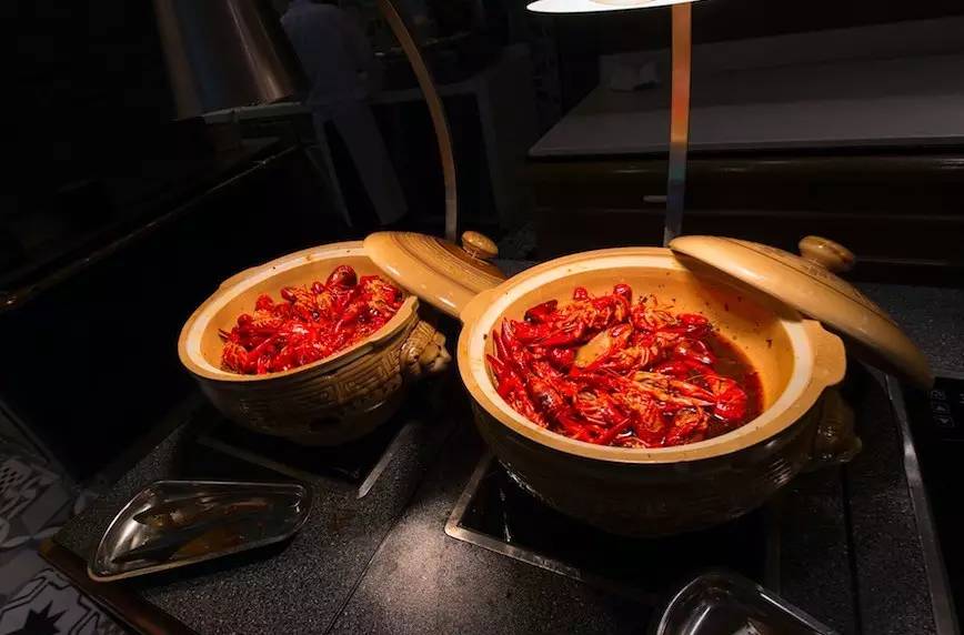 一天吃四五顿饭不长肉才怪,一天吃四顿不胖都不行