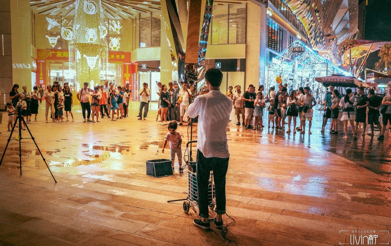 那个在航洋门口吹口琴的小哥：用音乐感谢这座城市