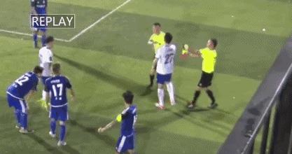 球场暴打裁判,董卿打裁判