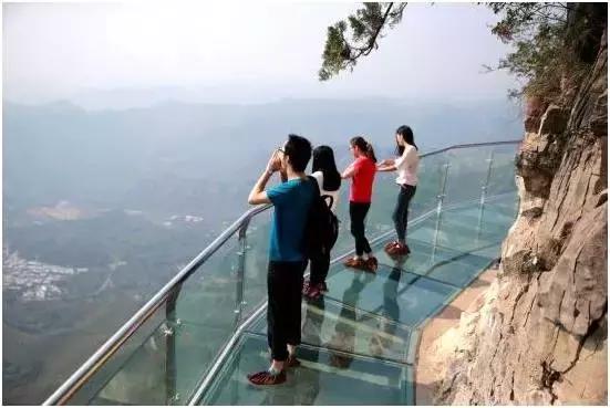 绝壁上的玻璃栈道美景与惊险共存,5d玻璃栈道特效屏惊险刺激又好玩