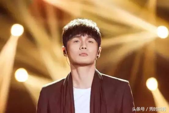 皮肤黑的男生染什么色好?脸宽的男生留什么样子的短发?