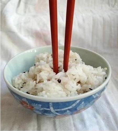 顽皮孩子不听劝将筷插在碗中央，当晚就上吐下泻咬死活鸡