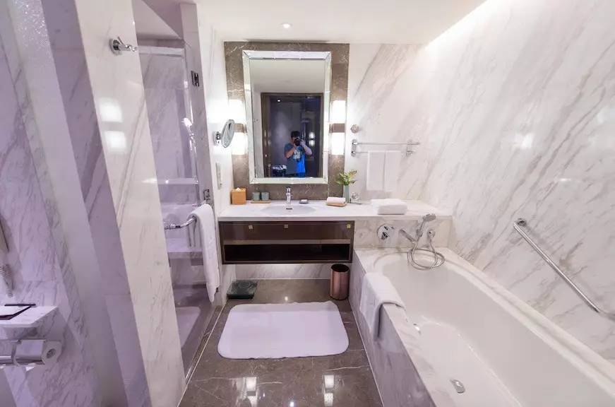 一天吃四五顿饭不长肉才怪,一天吃四顿不胖都不行