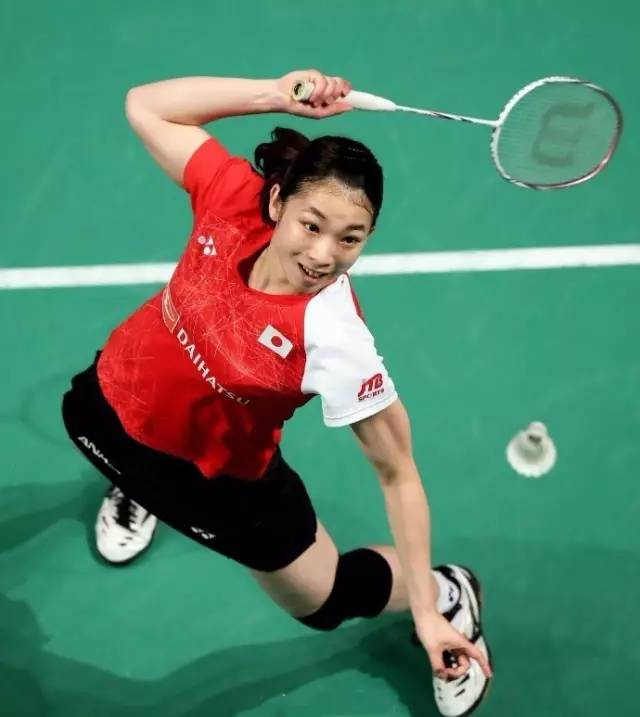 高远球一定要抬肘吗,高远球也要内旋发力么