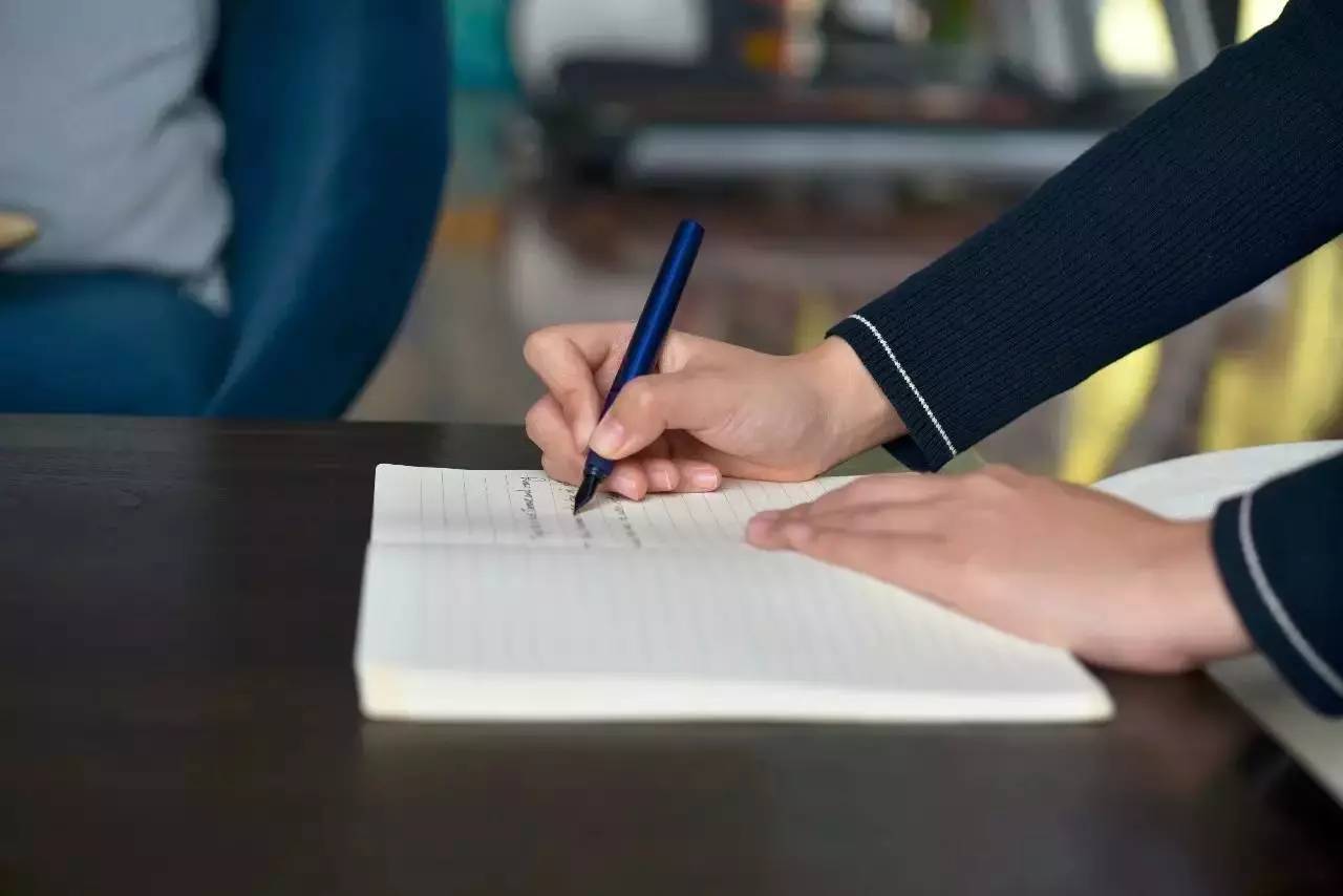 初入职场这几个穿搭技巧要注意,职场穿搭如何看起来舒服又板正