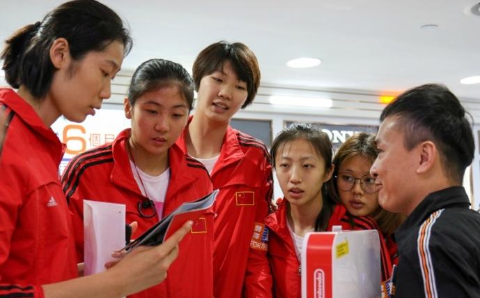 中国女排在香港购物，花费仅10万元！朱婷很孝顺，购买剃须刀