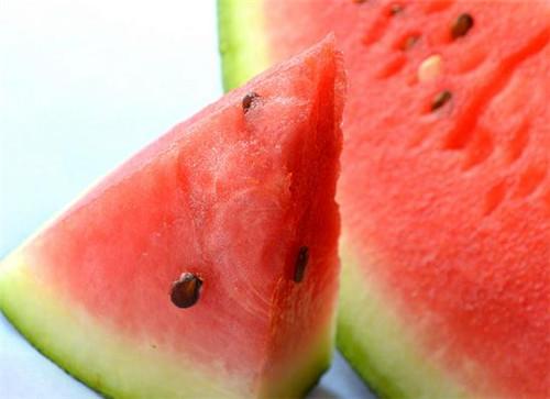 吃西瓜禁忌哪些人不能常吃西瓜,西瓜不能吃的三大禁忌