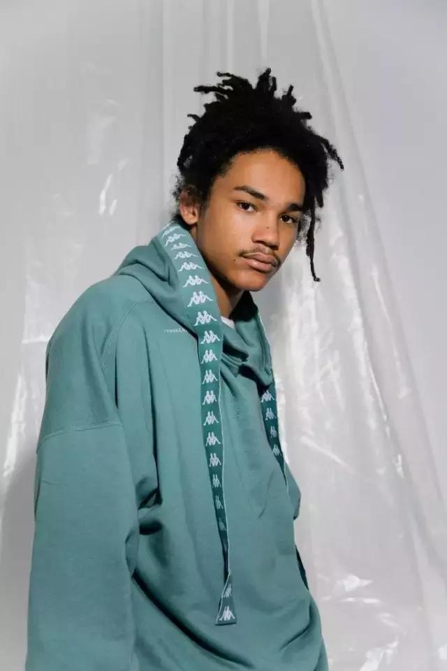 一串字logo,一串字母的衣服商标