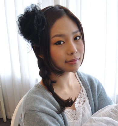 干练简约花苞头扎法教程,长直发凌乱花苞头扎法