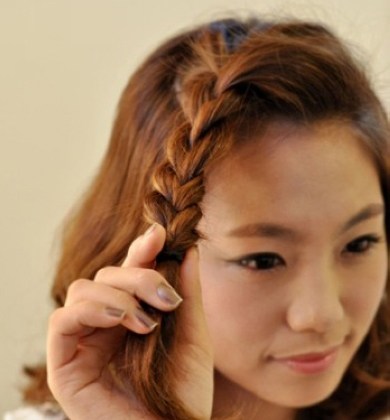 扎头发花苞头教程图解,花苞头的简单扎法蓬松中长发