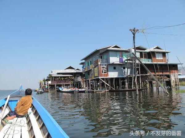 缅甸女子卷手工烟赚钱养家，每天收入10000缅元