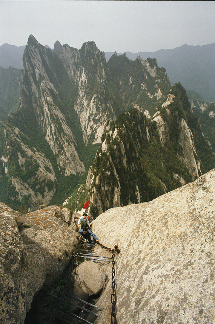 世界上最恐怖的栈道：由30多厘米宽的木板和条石搭建，上是悬崖绝壁，下是万丈深渊，仅靠一条铁索作为抓手