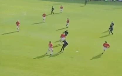 96年贝克汉姆中场吊射,贝克汉姆17岁中场吊射惊艳全英伦