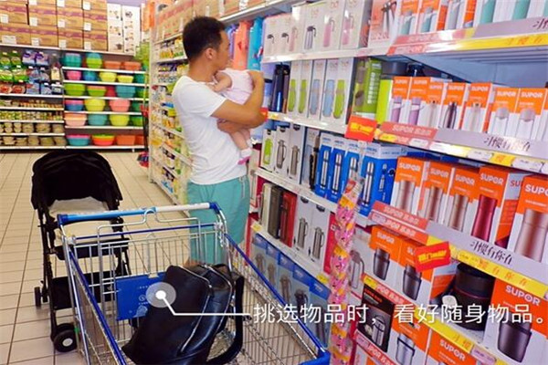 带宝宝出行安全提示,带孩子逛商场安全隐患一定要知道