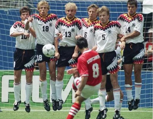 阿迪达斯致敬,阿迪达斯纪念鞋