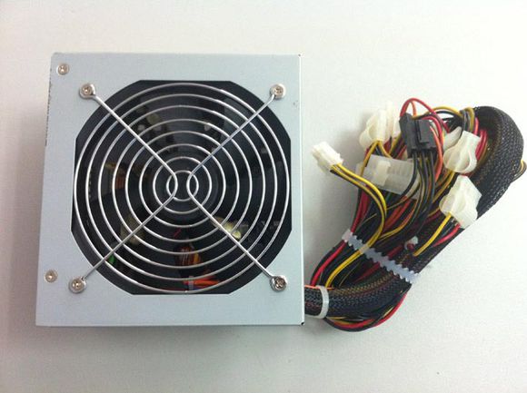 初学者如何选择电脑电源,如何挑选合适的台式电脑电源