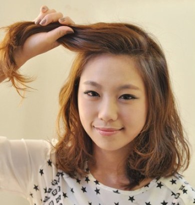 干练简约花苞头扎法教程,长直发凌乱花苞头扎法