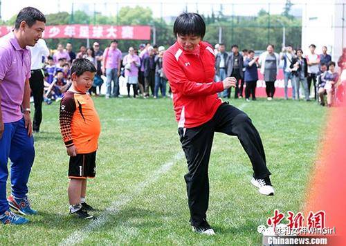 穿国家队队服的马拉多纳,穿着裙子的马拉多纳