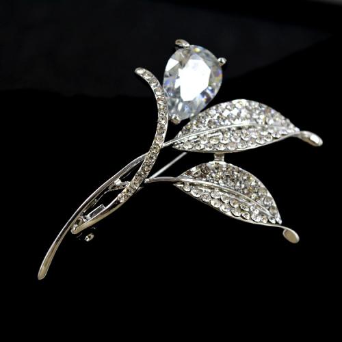 锆石是宝石的一种，由于像极了钻石，所以备受大众青睐，锆石胸光彩夺目是时尚的饰品之一，快来一起欣赏哦