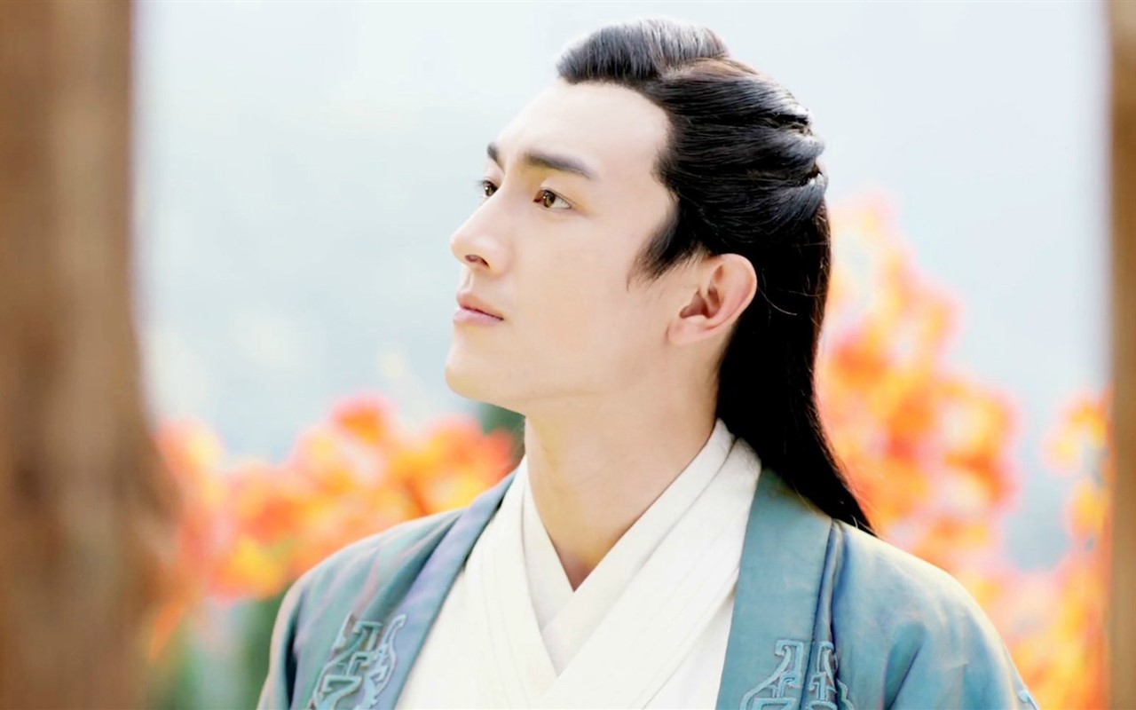 为何林更新要反穿5000元的衣服给漱口水打广告？