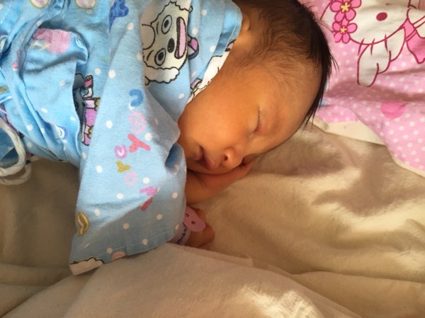 新生儿黄疸竟让宝宝经历抽血+照蓝光，当妈的我看着心都碎了！