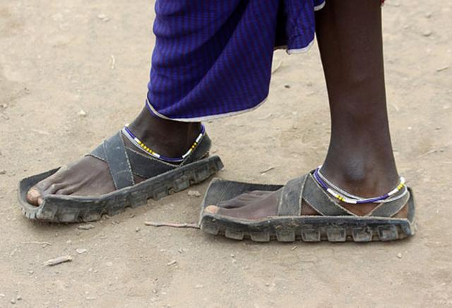 看到中国造的拖鞋，非洲人蜂拥而至，很少能穿这样的鞋子