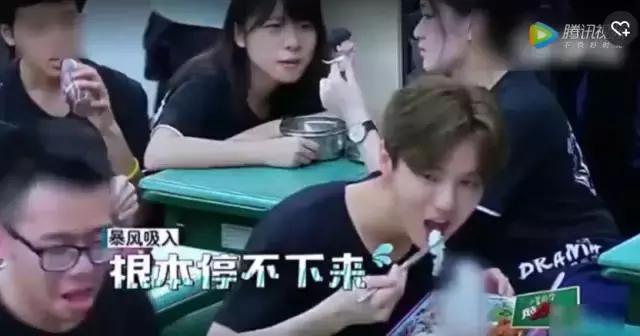 LUHAN鹿BOSS一直都在吃的路上进步向前他还在音乐之路上很成功