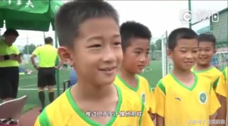 国足，这里有个好苗子！输了球的小队长哭着说，我跟三个傻子在踢球