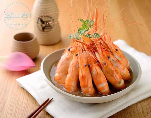 一天卖掉60只生烤乳鸽，卤切肥肠要配小米酒！杭州的深夜小酒馆是这样的