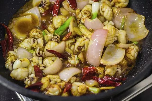 干锅墨鱼仔的正宗做法视频,半成品包装墨鱼仔干锅做法