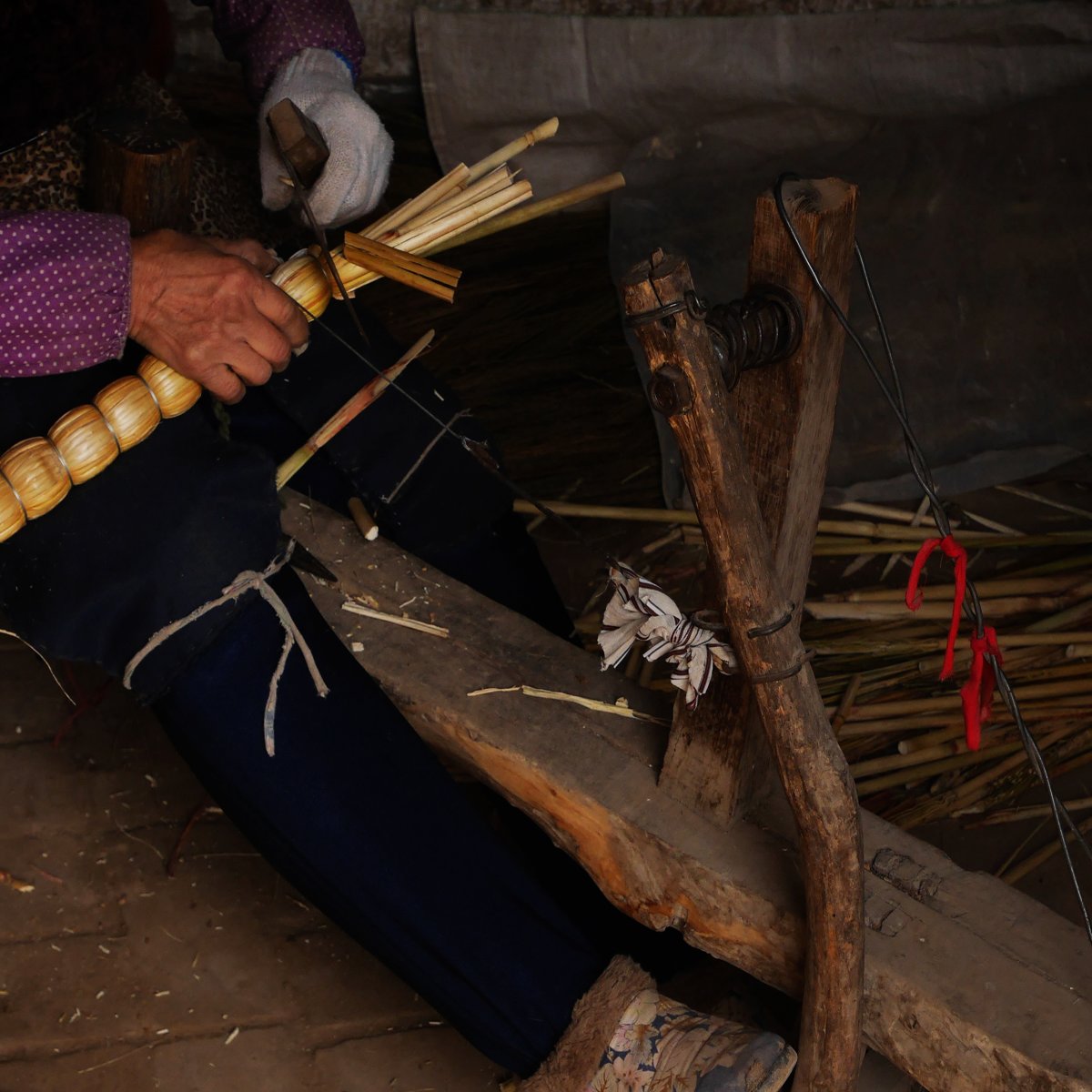 乡村里编竹筐手艺,民间技艺做笤帚